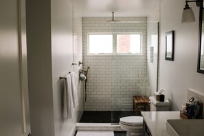 Een douche, een haardroger, handdoeken, zeep