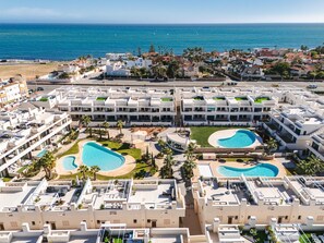 Un complexe hĂŽtelier dotĂ© de plusieurs piscines, dâune plage et offrant une vue sur lâocĂ©an.