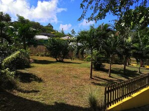 Property grounds - Beautiful villa with secure pool close to the sea ideal for families! (Grande-Terre)