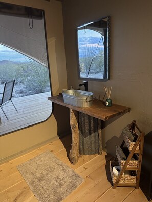 Dusche, kostenlose Toilettenartikel, Haartrockner, Handtücher