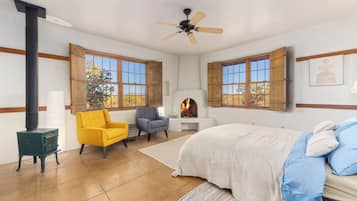 Habitación doble Deluxe, vista al desierto | Ropa de cama