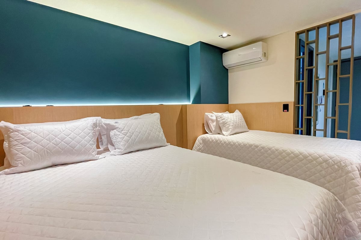 Studio, 1 Queen Bed with Sofa bed | Blackout drapes, free WiFi, bed sheets