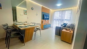 Loft | Living area | 32-inch Smart TV with digital channels - JARDINS ALMARE APART HOTEL (Joao Pessoa)