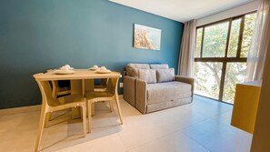 Leilighet | Oppholdsområde | En 32-tommers smart-TV med digitale kanaler