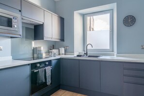 Fridge, microwave, oven, stovetop - The Mid-Level Apartment - Paisley (Paisley)