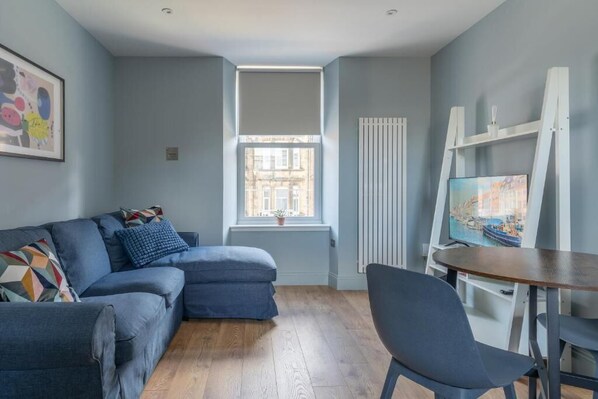 Smart TV - The Mid-Level Apartment - Paisley (Paisley)