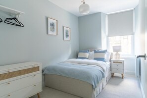 2 bedrooms, iron/ironing board, free WiFi, bed sheets - The Mid-Level Apartment - Paisley (Paisley)