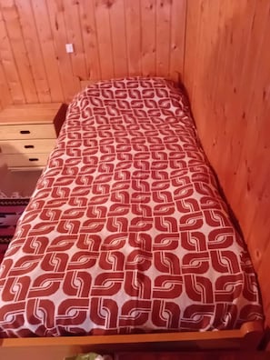 1 bedroom, bed sheets