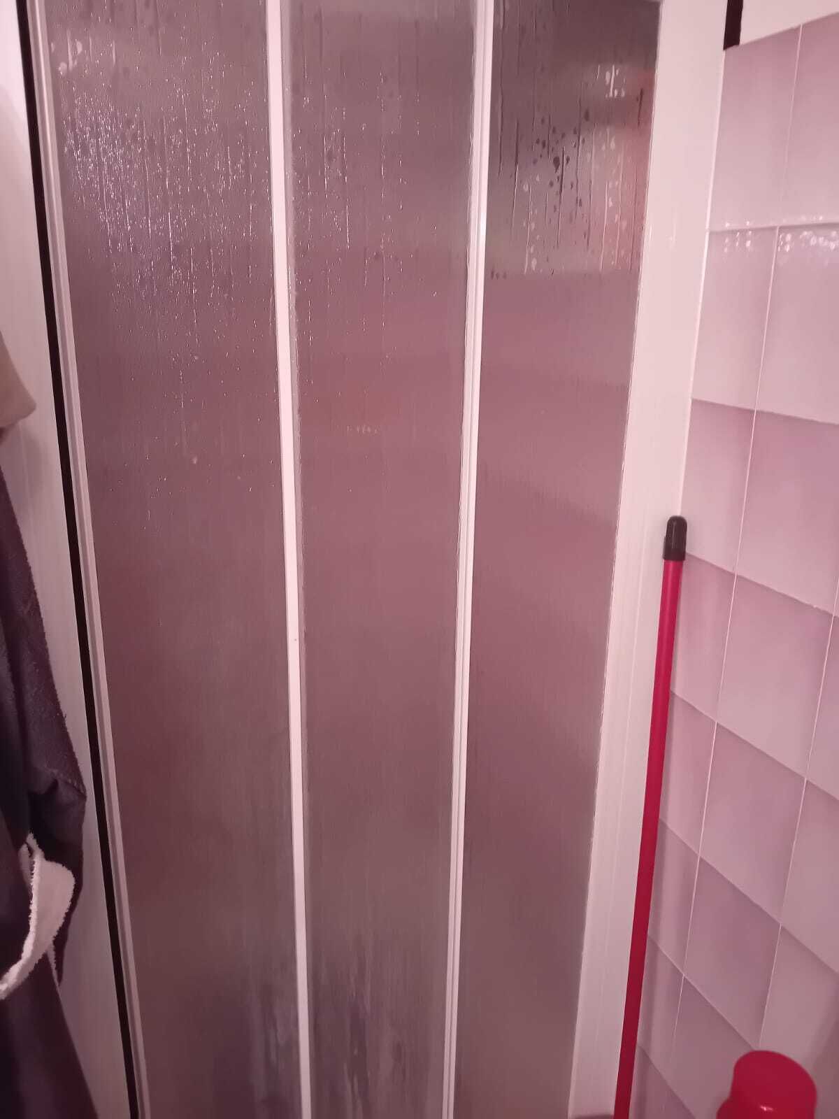 Dusj, bidé, håndklær og såpe