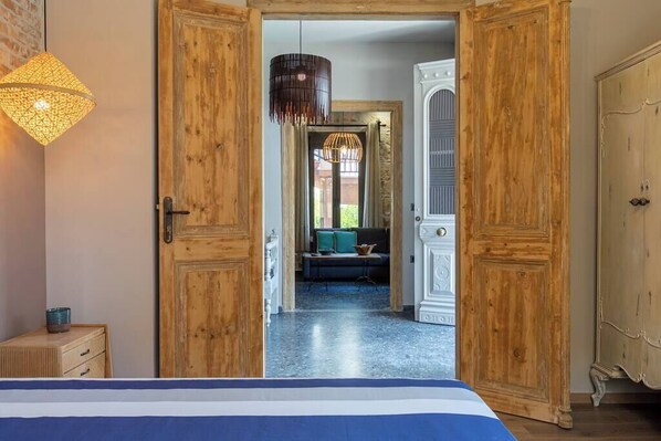 Tabla de planchar con plancha, cuna de viaje, wifi y ropa de cama 