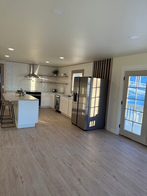 Fridge, oven, stovetop, dishwasher