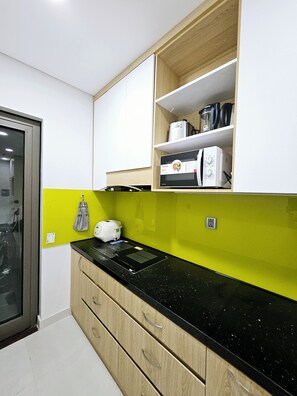 Fridge, microwave, stovetop, electric kettle