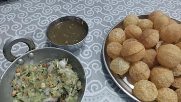 Desayuno con opciones de la cocina local incluido todos los días