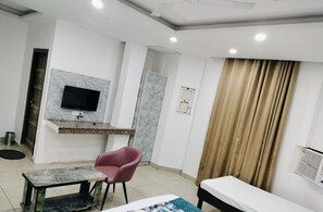 Deluxe Double Room - Airport Hotel Bright Buzz (New Delhi)