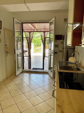 Refrigerador, microondas, parrilla de estufa y utensilios de cocina 