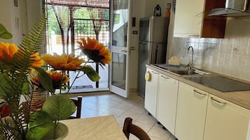 KylskÄp, mikrovÄgsugn, spishÀll och grytor/köksredskap