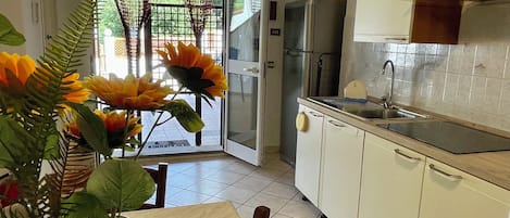 Refrigerador, microondas, parrilla de estufa y utensilios de cocina
