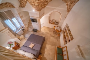 Televisión y chimenea 