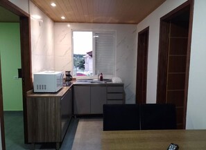 Superior Apartment, Courtyard View | Private kitchen - Pousada Oliveira (Florianopolis)