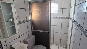 Căn hộ Tiêu chuẩn, quang cảnh sân vườn | Phòng tắm | Khăn tắm, giấy vệ sinh