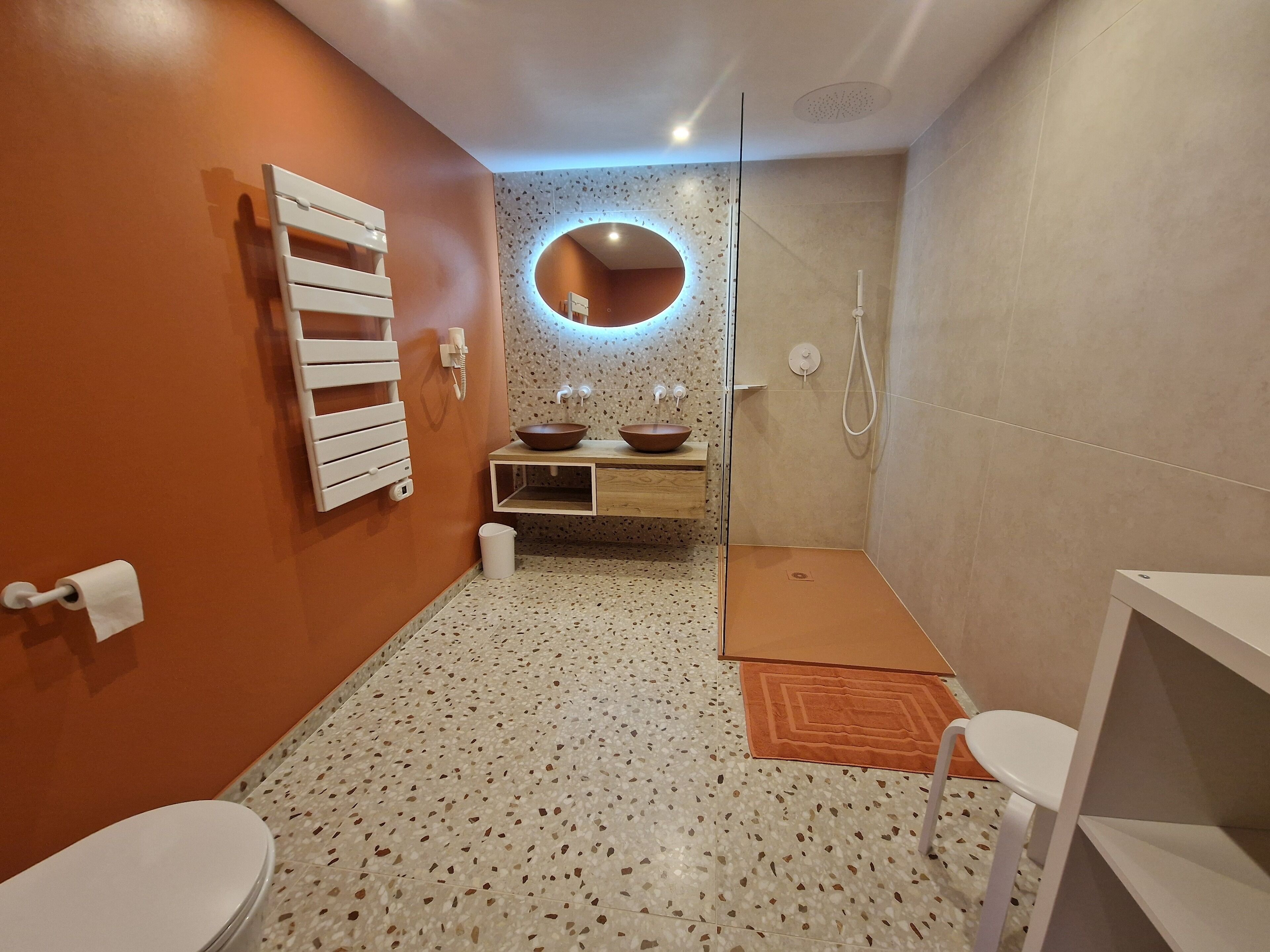 Een douche, een haardroger, handdoeken, zeep