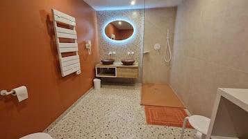 Een douche, een haardroger, handdoeken, zeep