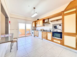 Micro-ondes, lave-vaisselle, cafetière/bouilloire