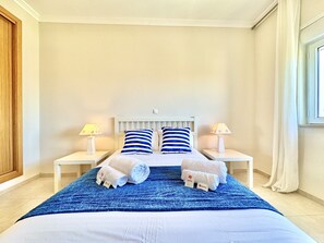 2 chambres, lits bébé (en supplément), draps fournis