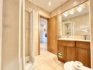 Shower, towels - Portimão Riverview 2 With Pool by Homing (Portimão)