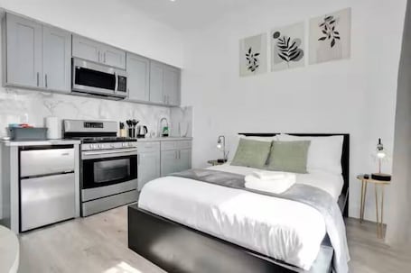 1 bedroom, in-room safe, iron/ironing board, WiFi. The Green Studio - BRAND NEW !