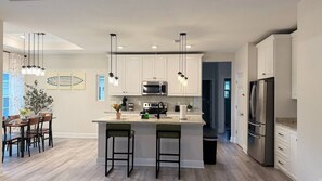 Kjøleskap, mikrobølgeovn, ovn og kokeplater