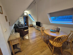 Living area - Spacious 2 bedroom 2nd floor apartment, perfect for family or groups of friends (London)