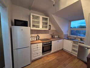 Private kitchen - Spacious 2 bedroom 2nd floor apartment, perfect for family or groups of friends (London)