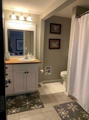 Haartrockner, Handtücher, Seife, Toilettenpapier