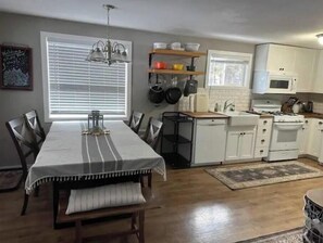 Fridge, microwave, oven, stovetop - Crescent Cabin by Lakes & Rivers (Crescent)