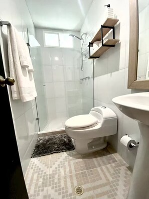 Douche, sĂšche-cheveux, serviettes fournies, savon