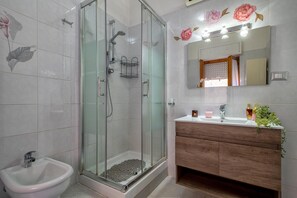 Douche, sèche-cheveux, bidet, serviettes fournies