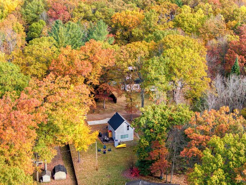 Lake George Getaway: Cozy cottage w/ kayaks, cornhole, Xbox, volleyball