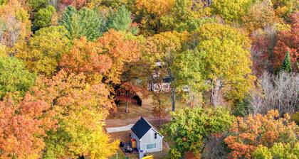 Lake George Getaway: Cozy cottage w/ kayaks, cornhole, Xbox, volleyball