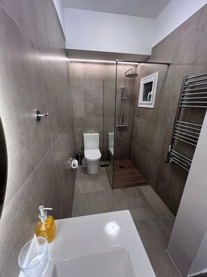 ヘアドライヤー、タオル、石鹸、トイレットペーパー