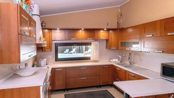 Frigorifero, microonde, forno, piano cottura