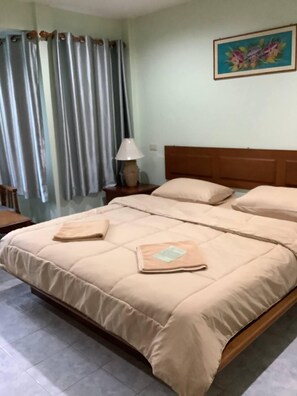 خزنة داخل الغرفة وستائر تعتيم وواي فاي مجانًا