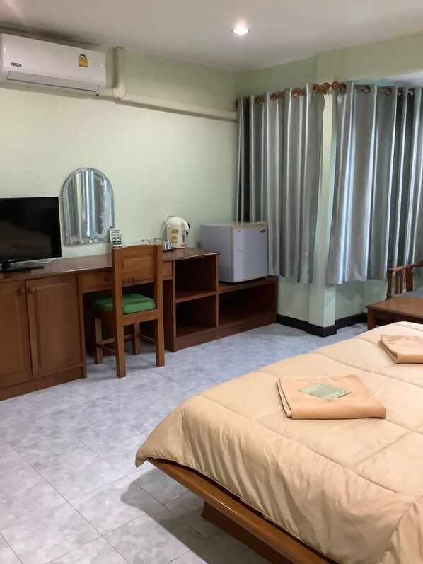 Brankas, tirai kedap cahaya, dan Wi-Fi gratis