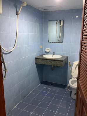 Articles de toilette gratuits, serviettes fournies, savon, shampoing