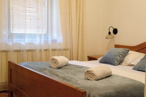 1 bedroom, iron/ironing board, WiFi, bed sheets - Charming studio room Located in the heart of Sarajevo, with WiFi and bathroom (Sarajevo)