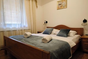 1 bedroom, iron/ironing board, WiFi, bed sheets - Charming studio room Located in the heart of Sarajevo, with WiFi and bathroom (Sarajevo)