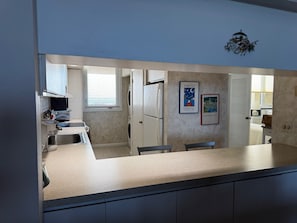 Microwave, oven, stovetop, dishwasher - Charming 2-bedroom condo with AC, fitness room in wonderful Longboat Key (Longboat Key)