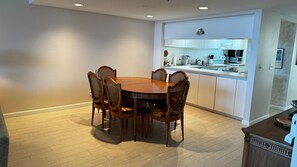 Dining - Charming 2-bedroom condo with AC, fitness room in wonderful Longboat Key (Longboat Key)
