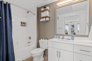 Asciugacapelli, asciugamani, sapone, shampoo