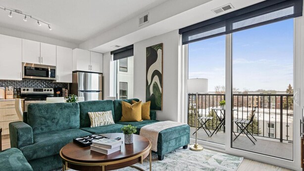 Un apartamento moderno con sala de estar, cocina y balcón.